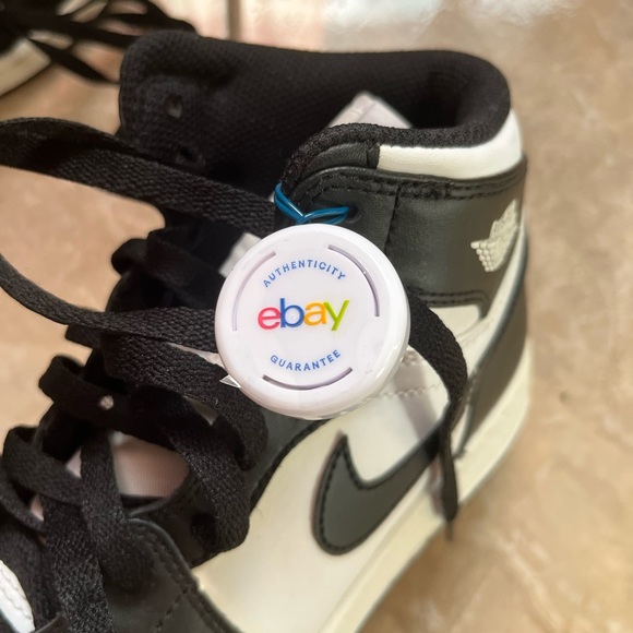 BLACK WHITE AIR JORDAN RETRO 1 HIGH TOP - Picture 4 of 4